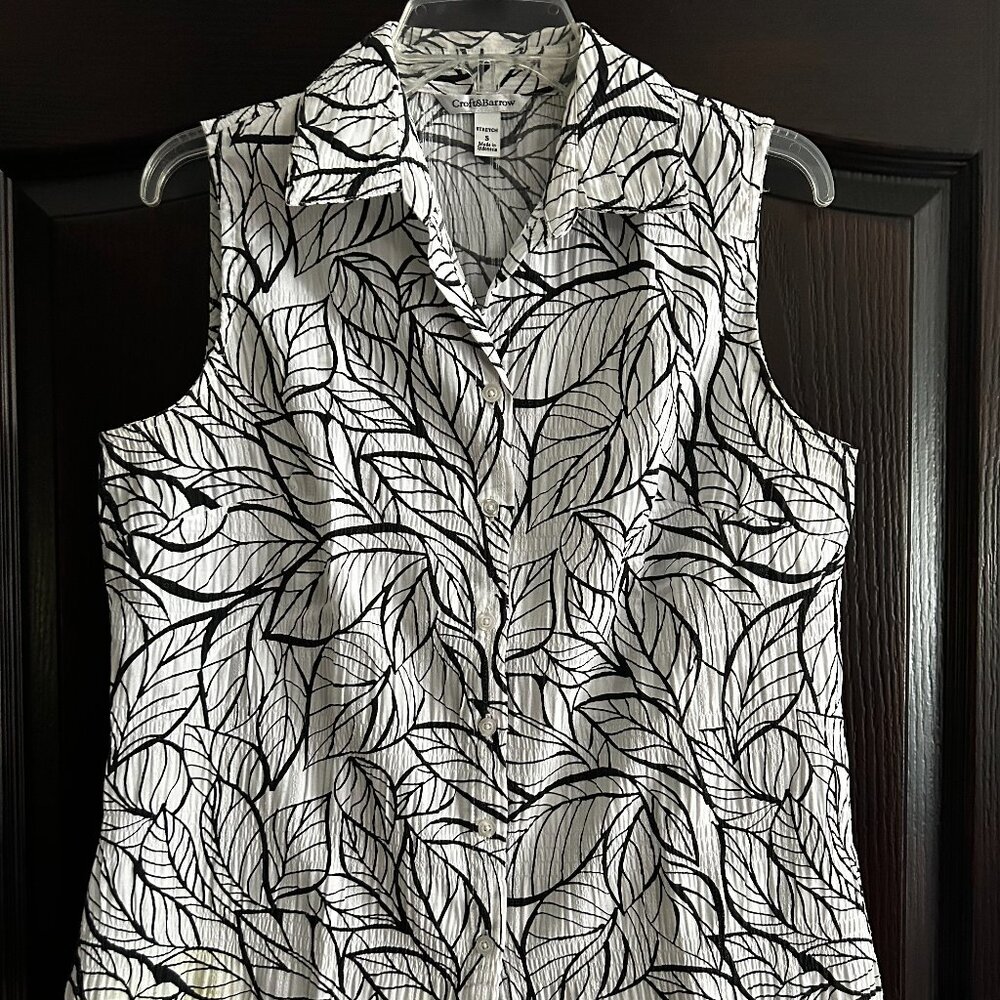 Croft & Barrow White/Black Sleeveless Button Down Shirt with Leaves Size Small